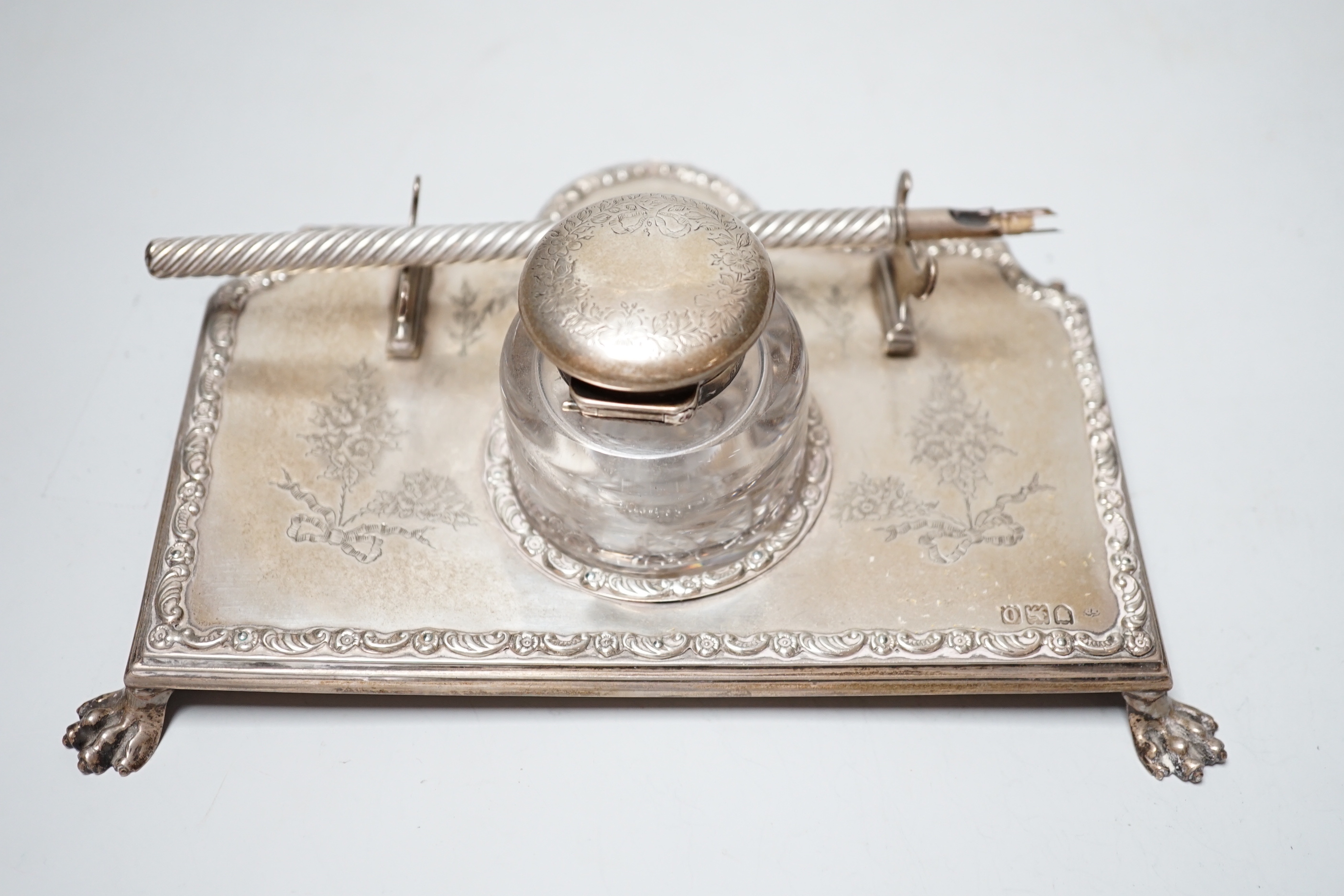 An Edwardian silver inkstand, with mounted glass well, on paw feet, maker's mark rubbed, London, 1909, 18.8cm, together with an associated S. Mordan & Co dip pen.